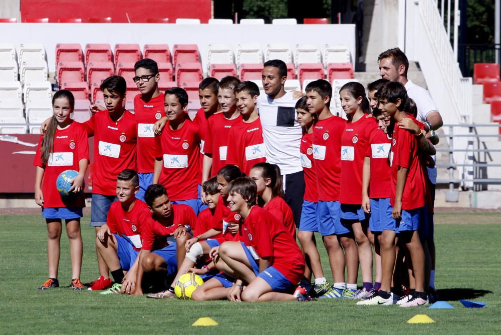 Thiago Alcántara visita el campus del Girona FC