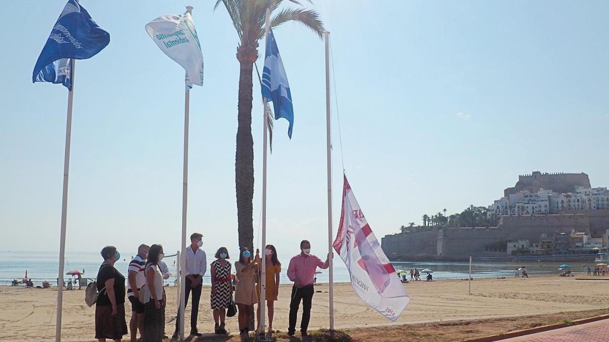 Las banderas de calidad de playas ya ondean en Peñíscola