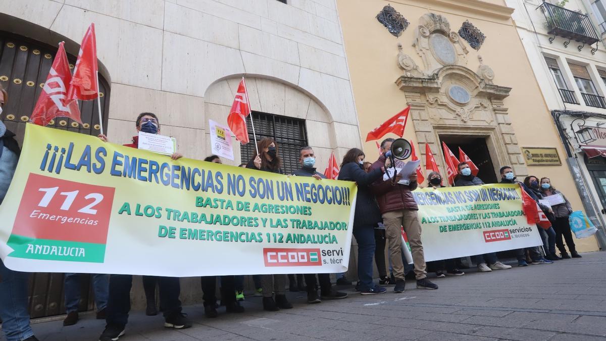 Movilización de CCOO en la puerta de la Delegación del Gobierno andaluz.