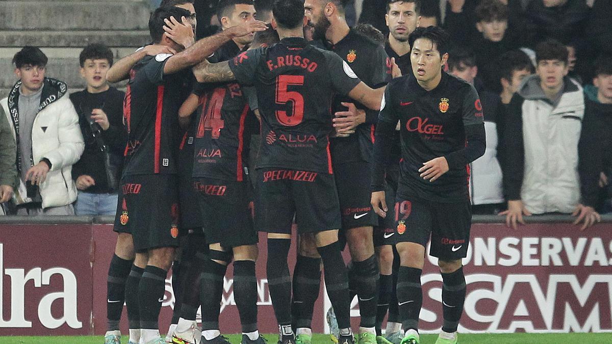 Los jugadores del Mallorca celebran el gol de Muriqi al Pontevedra.