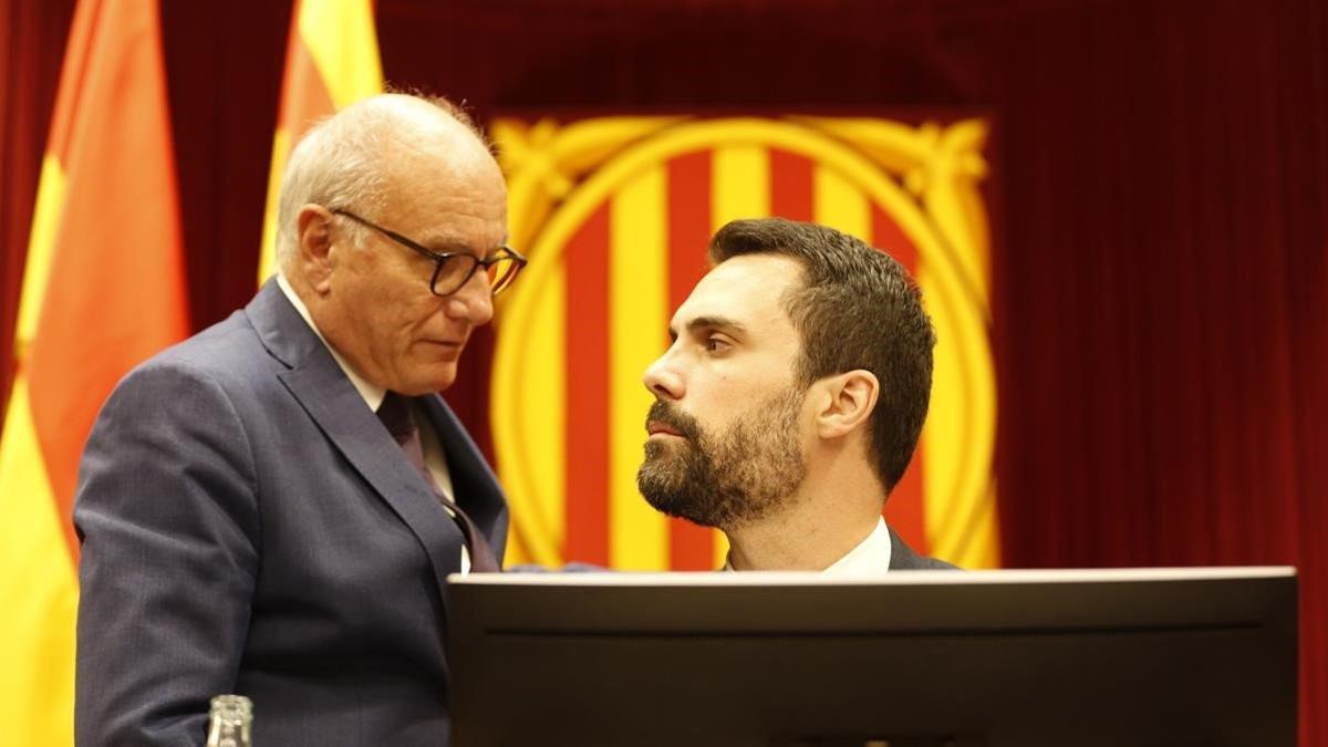 Xavier Muro y Roger Torrent durante el Pleno del Parlament.