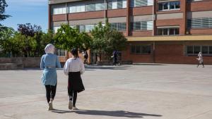 Dos alumnas en el patio de un instituto catalán.