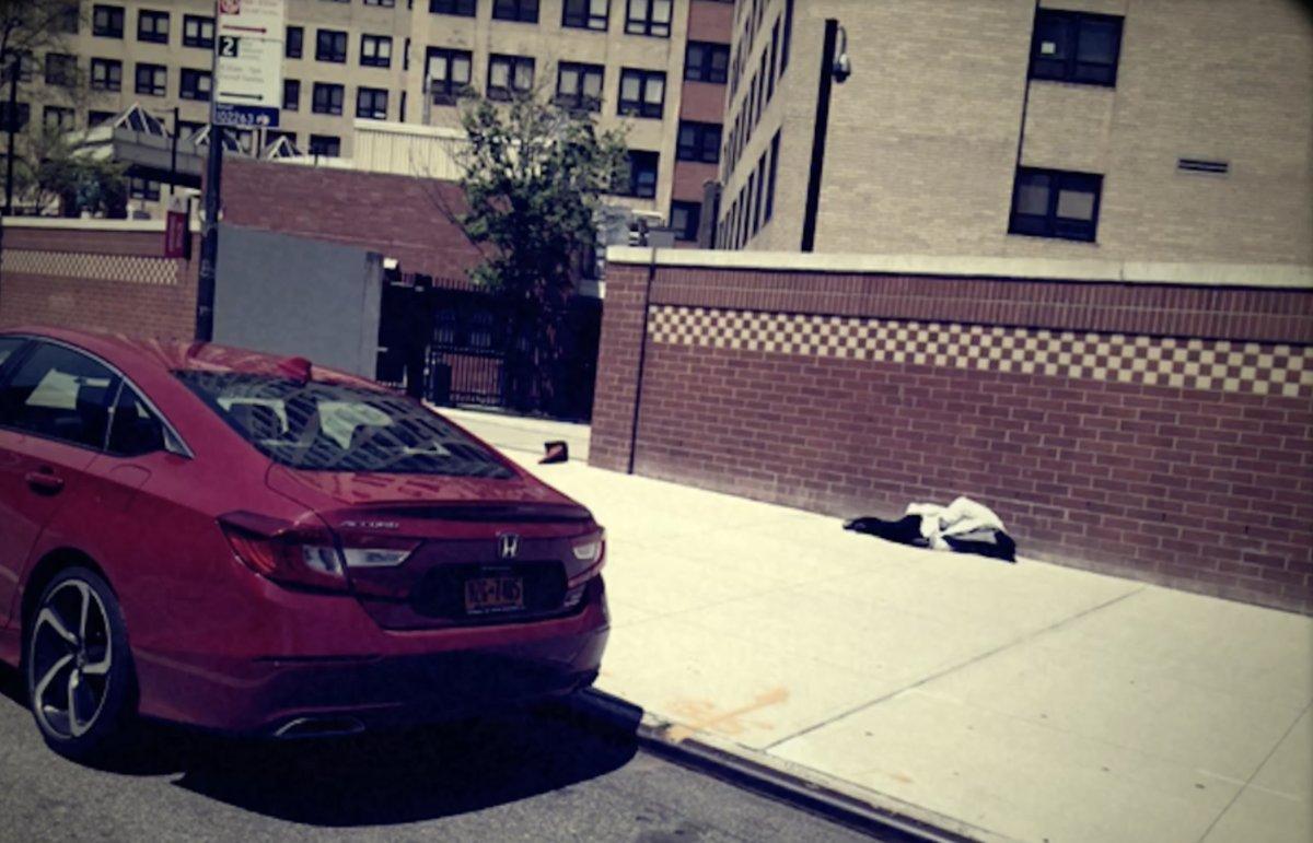 Un hombre duerme en la calle frente al VA Hospital de Nueva York.