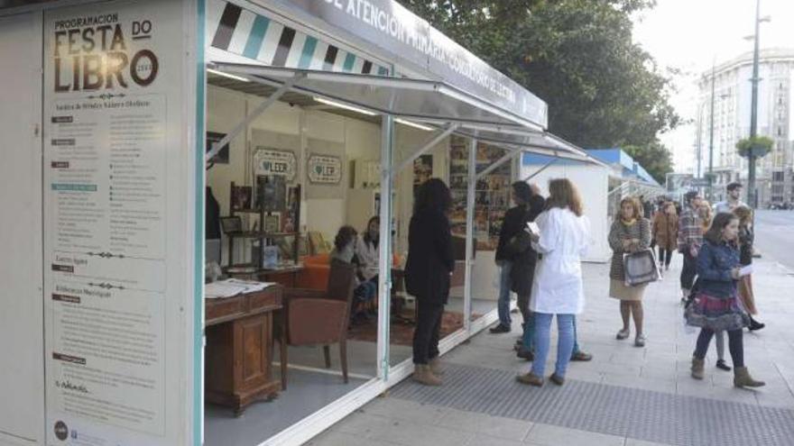 La caseta de las bibliotecas municipales, ayer, en los jardines de Méndez Núñez. / víctor echave