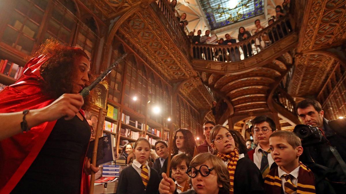 Lectura de 'Harry Potter' en la Librería Lello, en Oporto.