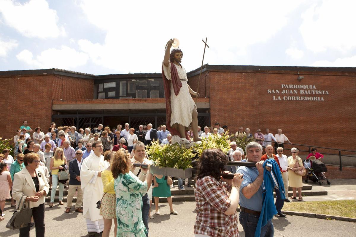 La imagen de San Juan Bautista, a la salida del templo parroquial.