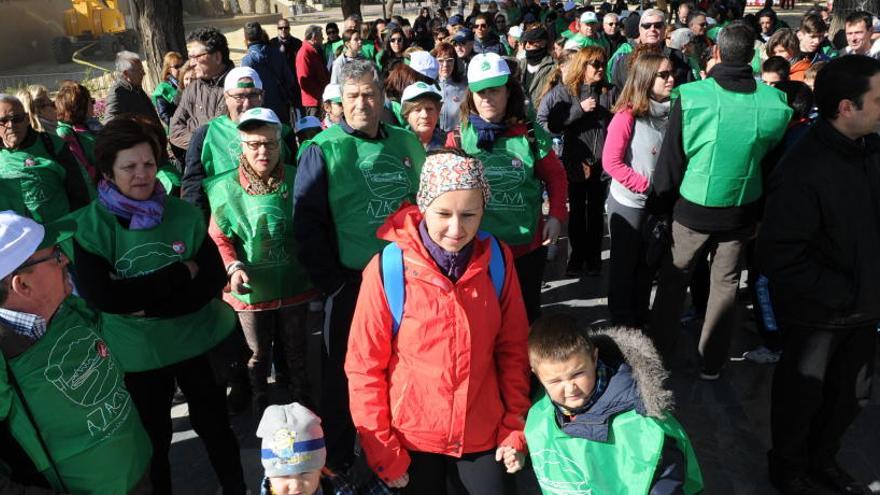 Un grupo de familias realiza una actividad de ocio familiar en el parque del Malecón (Murcia).