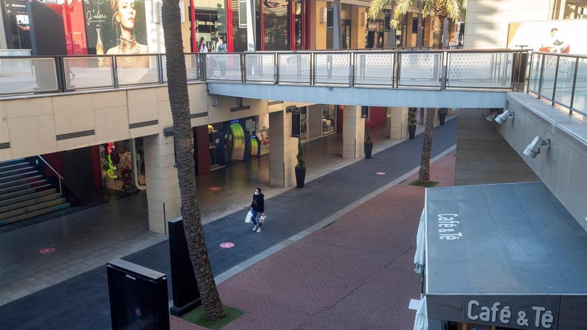 El centro comercial de La Maquinista, con las tiendas cerradas por las restricciones aprobadas por el Govern para combatir el covid, el 30 de octubre del 2020