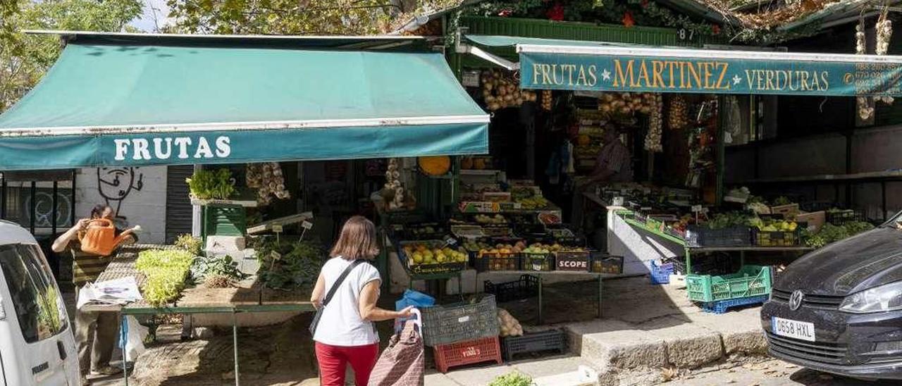 Algunos de los puestos de frutas que siguen con actividad en la zona de &quot;rianxo&quot;. // Enzo Sarmiento