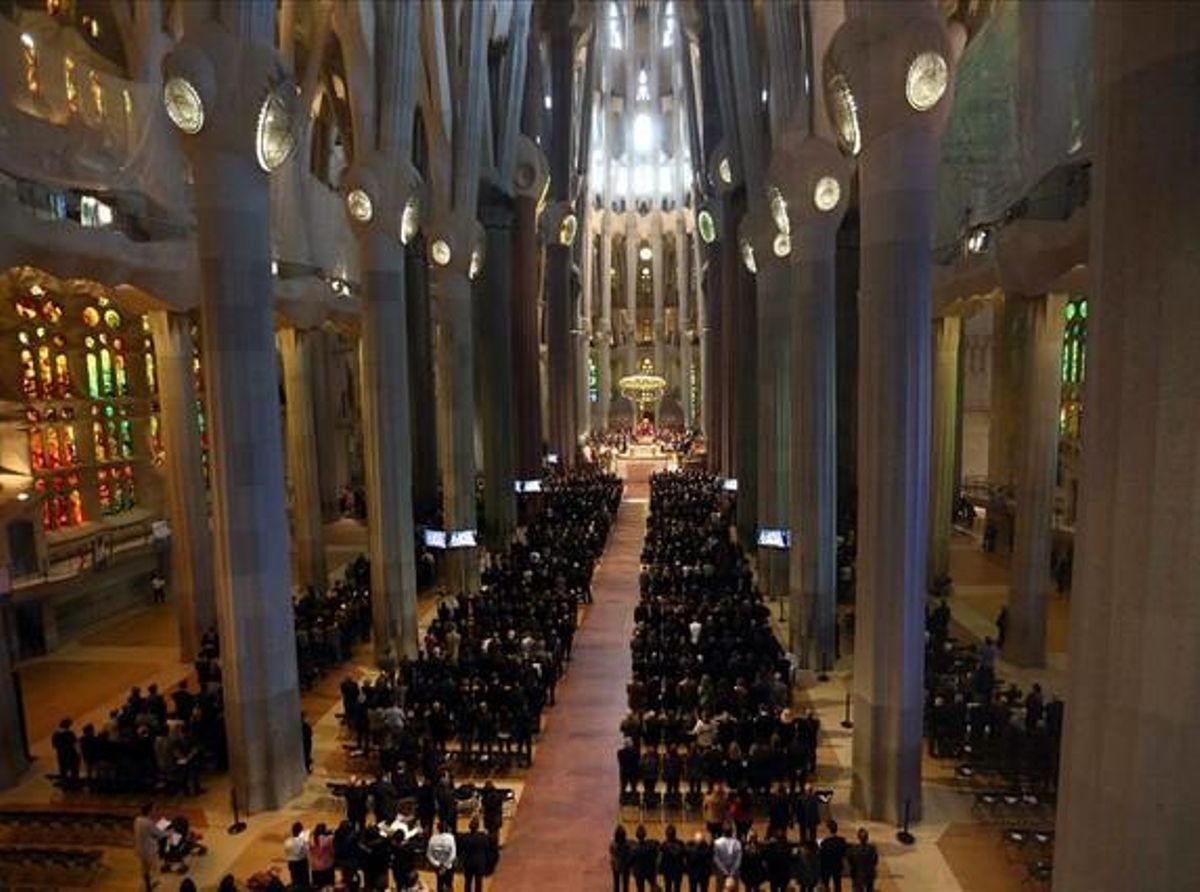 Vista de la basílica de la Sagrada Familia de Barcelona durante el funeral institucional en homenaje a las 150 víctimas del avión de Germanwings que se estrelló en los Alpes