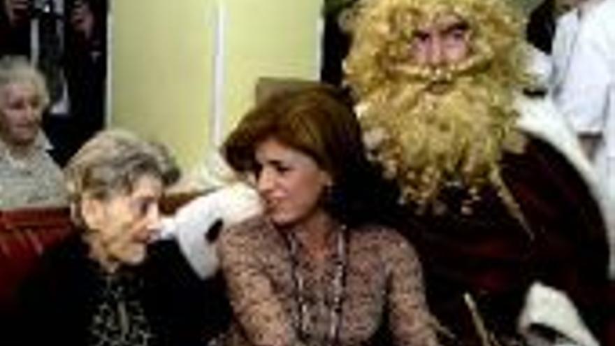 Ana Botella acompaña a los Reyes Magos a una residencia de ancianos