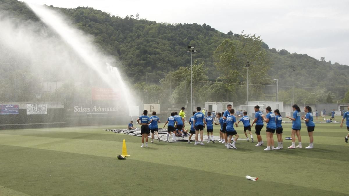 Un momento de la celebración del campus Rober Canella, en el campo que va a ser renovado.
