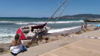 Un velero encalla en el Molinar tras sufrir una avería en el motor