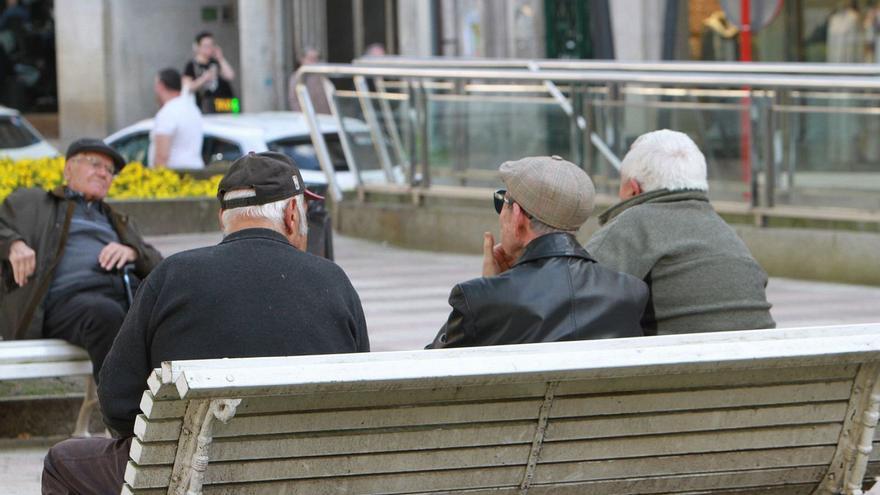 Varios jubilados, sentados en un banco. |   // IÑAKI OSORIO