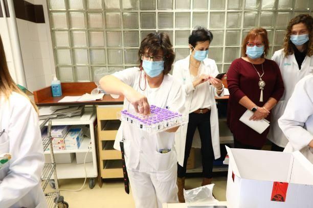 Llegada al Clínico de Zaragoza de las primeras vacunas contra el covid