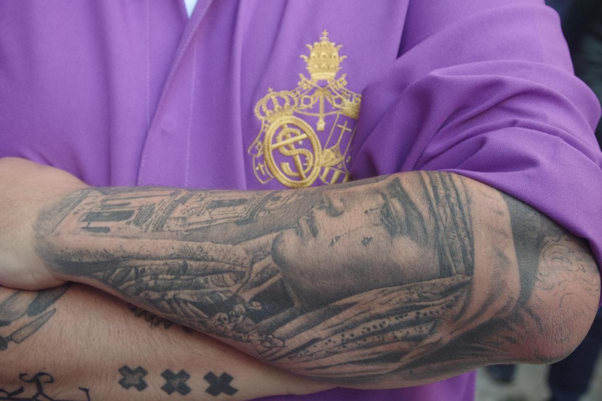 Portador de la Virgen de Consolación con la imagen de su titular tatuada en el brazo.