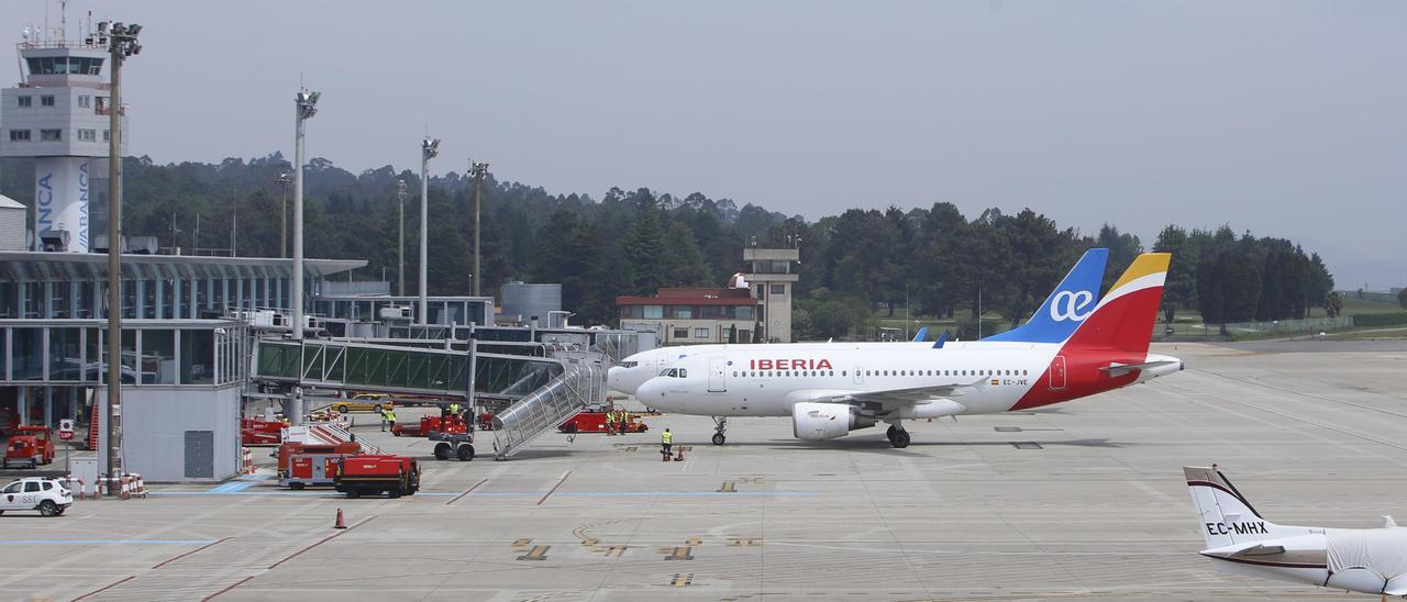 Un avión de Iberia y otro de Air Europa en el aeropuerto de Vigo.