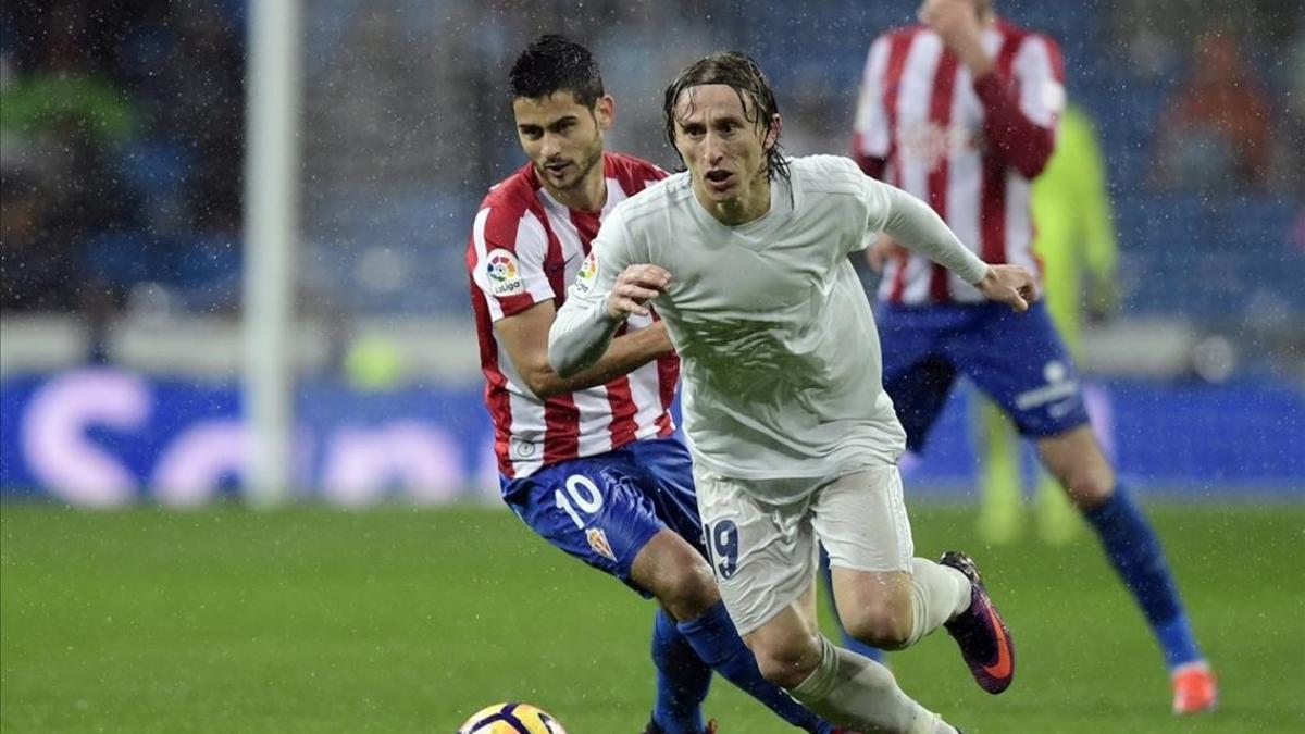 Luka Modric se va de Nacho Cases durante el partido contra el Sporting del sábado pasado en el Bernabéu