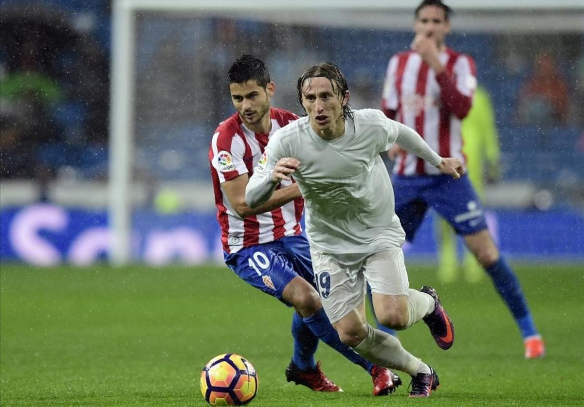 undefined36425735 real madrid s croatian midfielder luka modric  r  vies with 161130183907