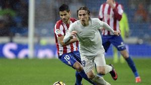 Luka Modric se va de Nacho Cases durante el partido contra el Sporting del sábado pasado en el Bernabéu.