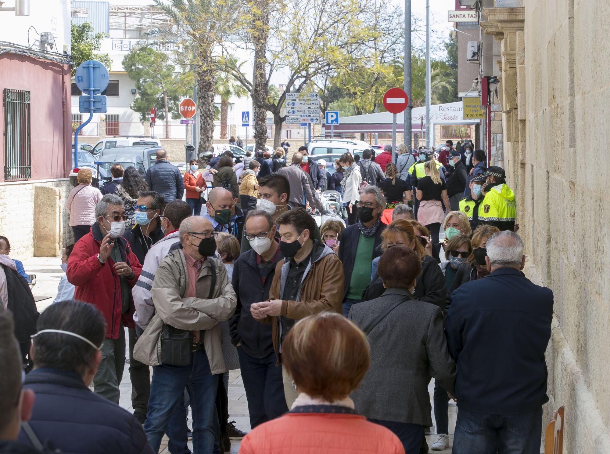 Largas colas en Santa Faz durante el domingo