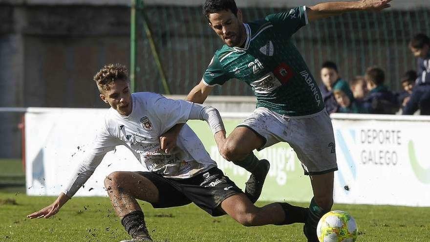 Mateo Míguez, del Coruxo, es objeto de falta por parte de un jugador de la Peña Deportiva. // Ricardo Grobas