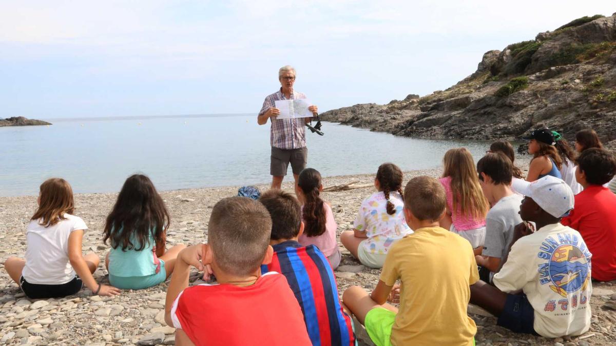 El biòleg marí i divulgador ambiental Boris Weitzmann explicant als alumnes la iniciativa.