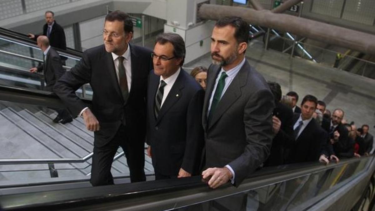 El Príncipe de Asturias, Artur Mas y Mariano Rajoy, en la estación de Girona.