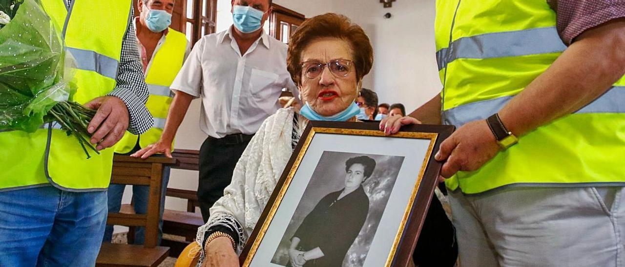 Dolores Abuín Martínez con una fotografía suya de 1979, cuando fue investida alcaldesa de Ribadumia. |  // IÑAKI ABELLA