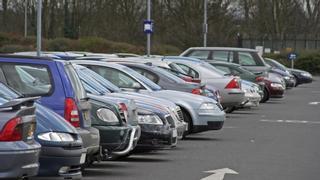 La multa de 1.000 euros con el coche aparcado: atención al nuevo aviso de la DGT