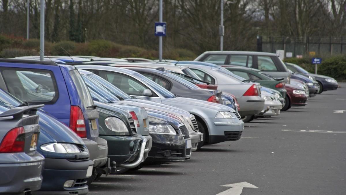 Multas de hasta 1.000 euros por golpear el retrovisor de un coche