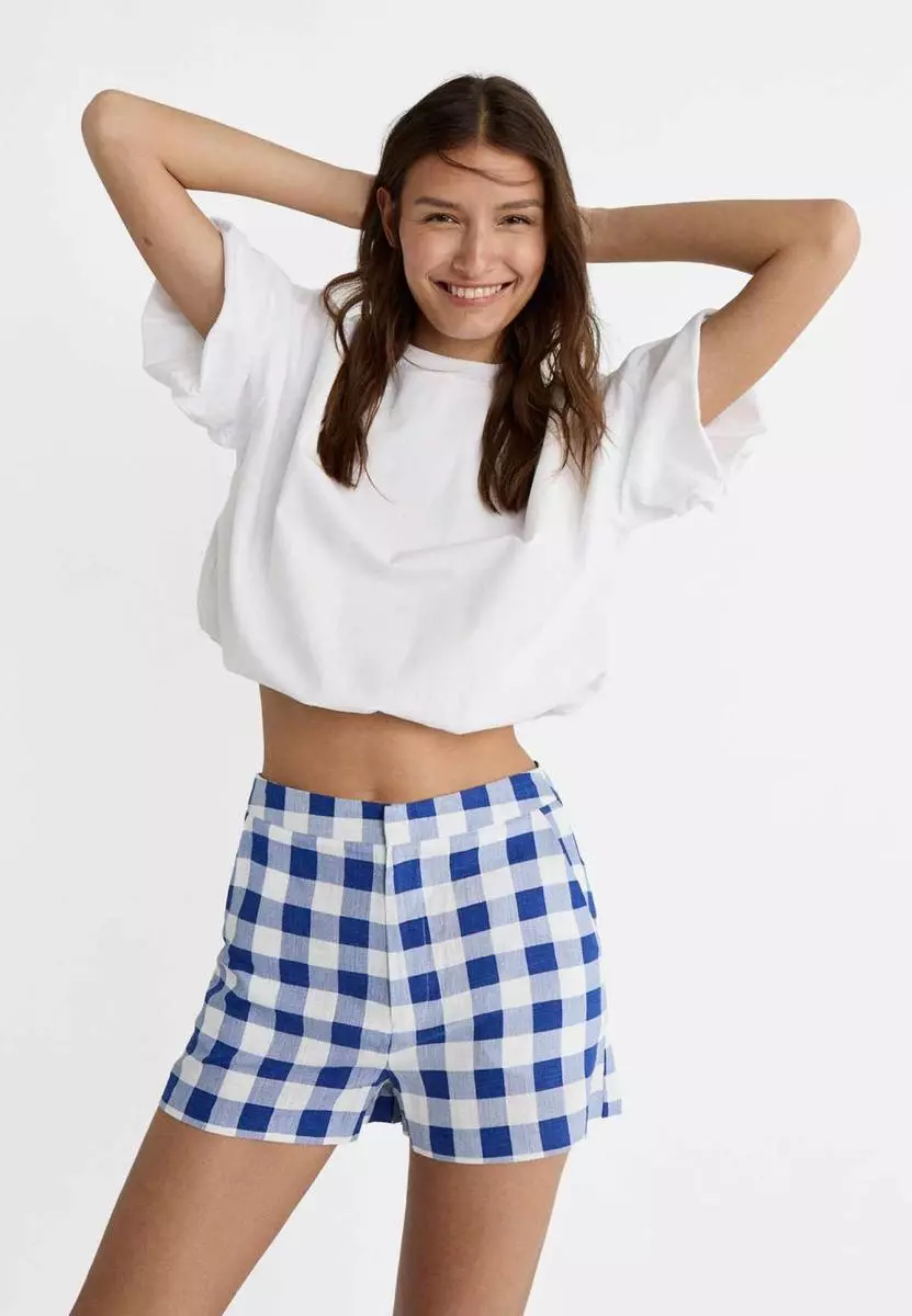 ¡Descubre 8 propuestas encantadoras de Stradivarius para lucir el clásico estampado vichy este verano! 6 Moncloa ¡Añade un toque de estilo veraniego con el short de cuadros vichy de Stradivarius, por solo 19,99 €!