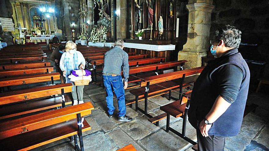 Arreglos en la iglesia antes de la celebración de la Última Cena