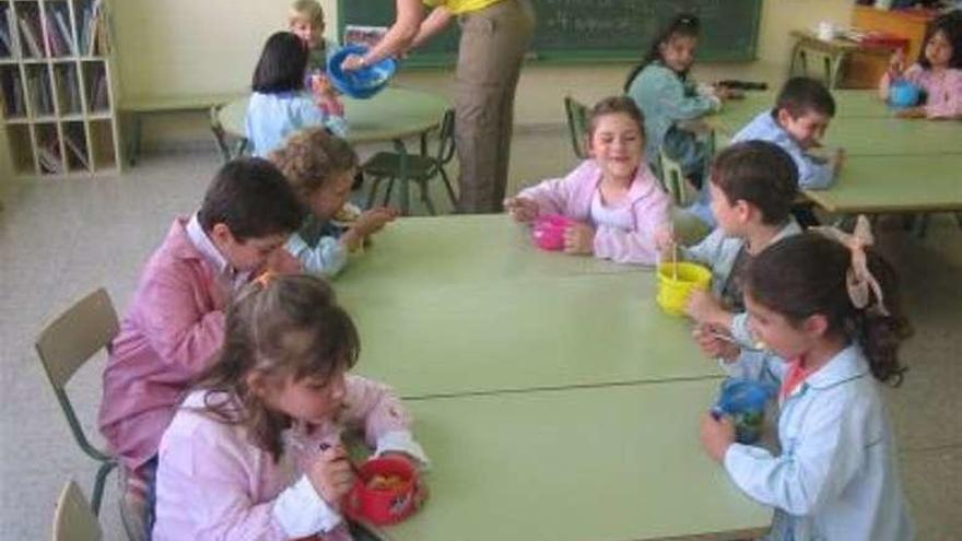 Niños en un taller en el comedor del colegio Sofía Casanova.