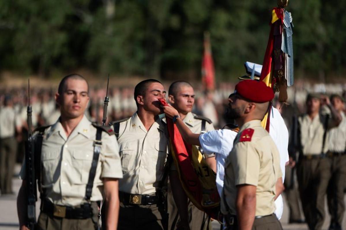 Emoción y orgullo en la jura de bandera de 1.514 alumnos del Cefot de Cáceres