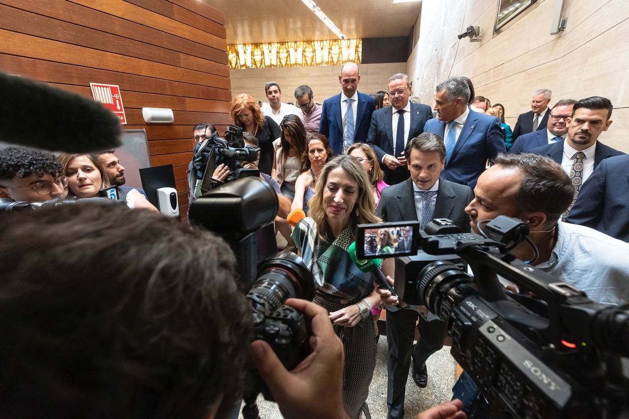 GALERÍA | El debate de investidura de María Guardiola, en imágenes