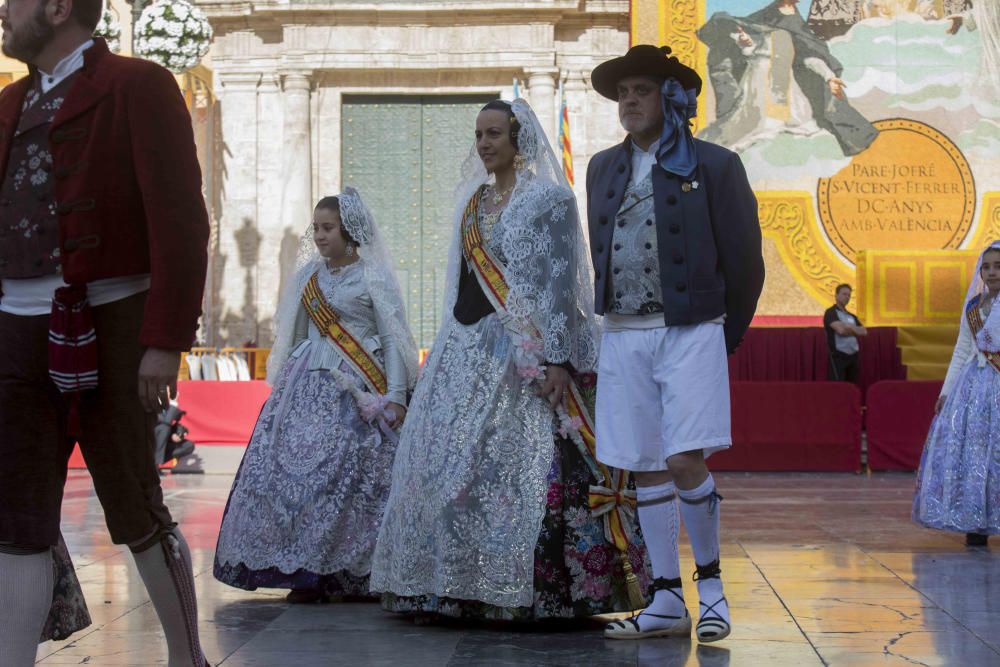 Desfile de las falleras mayores de las diferentes comisiones durante la procesión general de la Mare de Déu dels Desemparats.