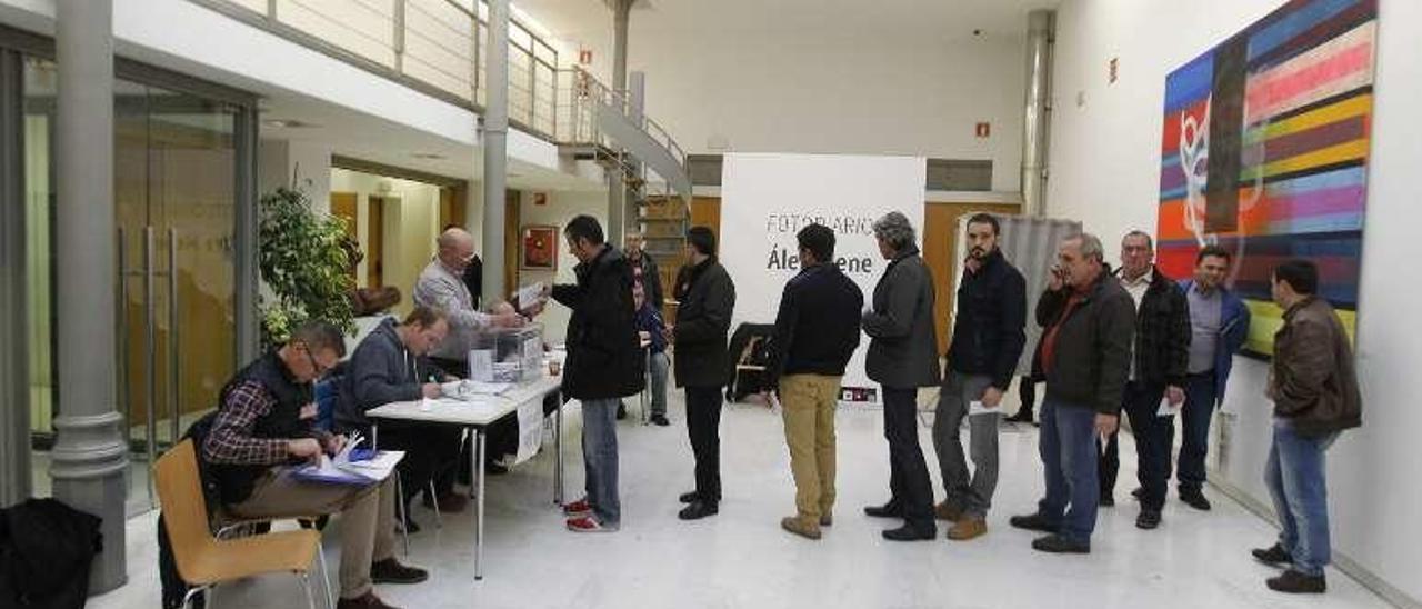 Cola para votar en el centro cultural Marcos Valcárcel. // Jesús Regal