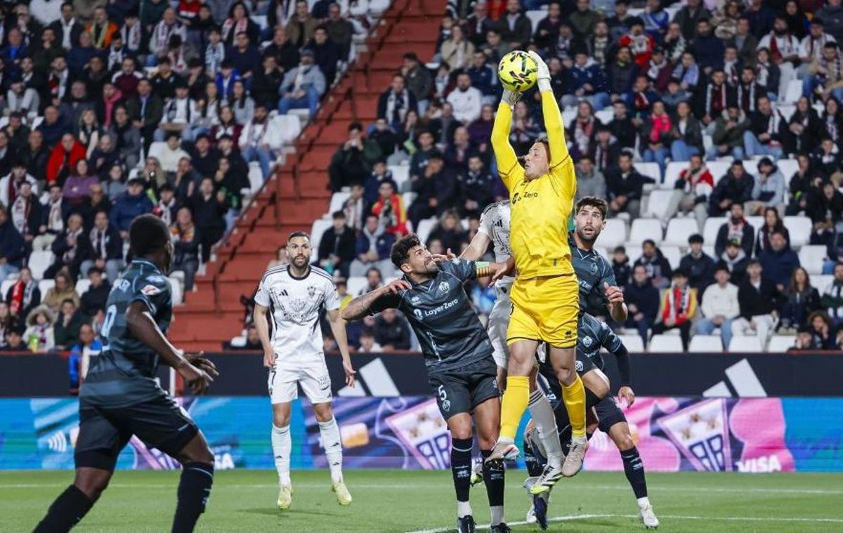 El meta Matthys fue uno de los mejores del Castellón, junto a los centrales Alberto (i) y Brignani (d) en Albacete.