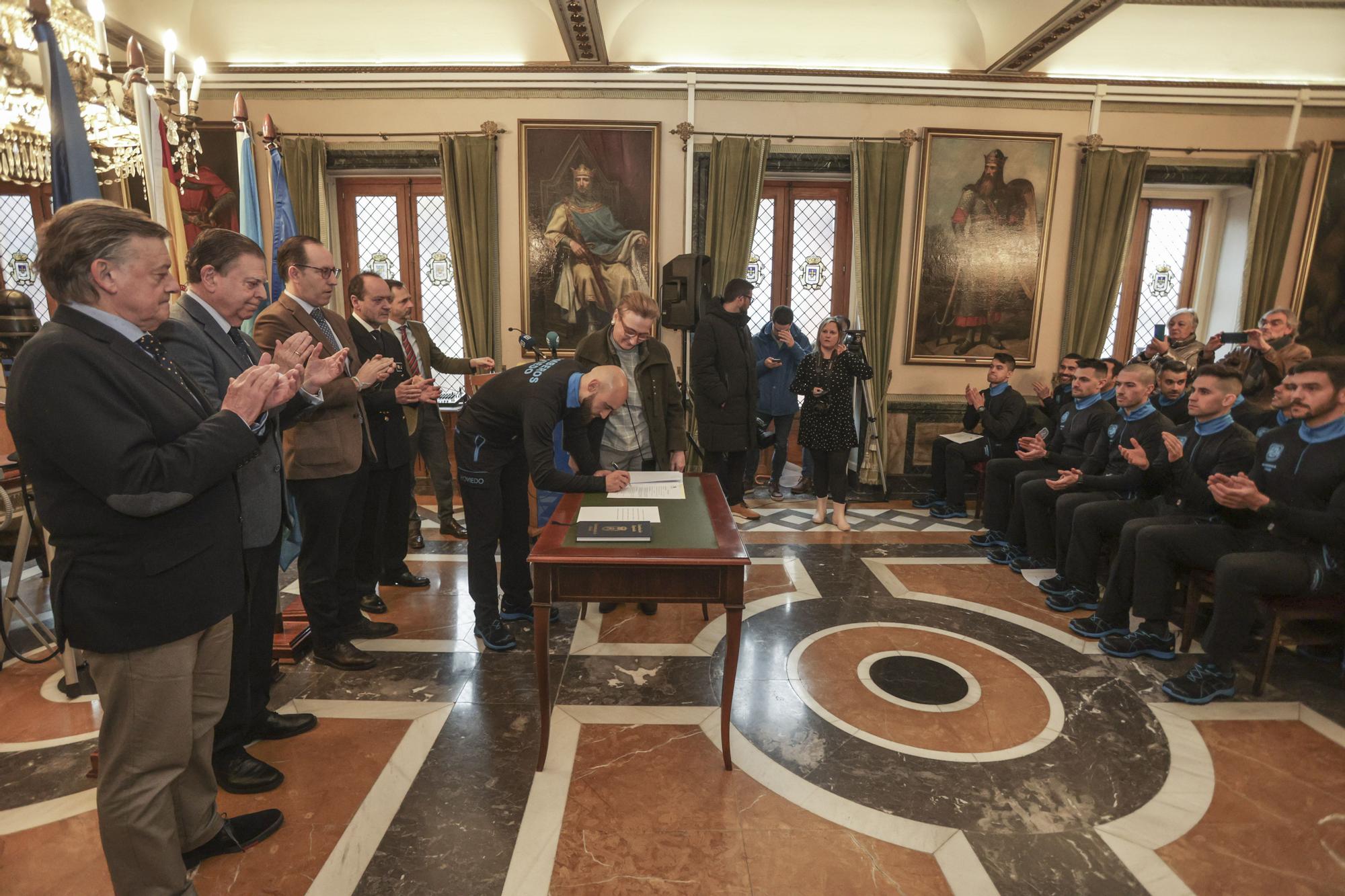 Por la izquierda, el concejal José Ramón Prado, el alcalde Canteli, el edil Mario Arias, el jefe del Seis Luis Díaz Montes y el secretario Jesús Fernández, durante el acto de toma de posesión de los nuevos bomberos.