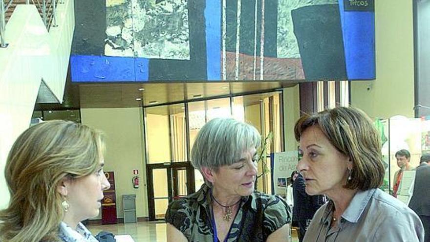 De izquierda a derecha, Soledad González, María Galbe y María Jesús Antuña, médicas de la unidad de oncología pediátrica del Hospital Central.