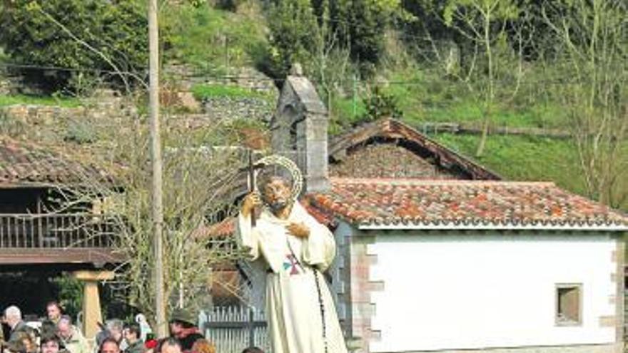 La concurrida procesión de San Juan de Mata, ayer, en Bueño.