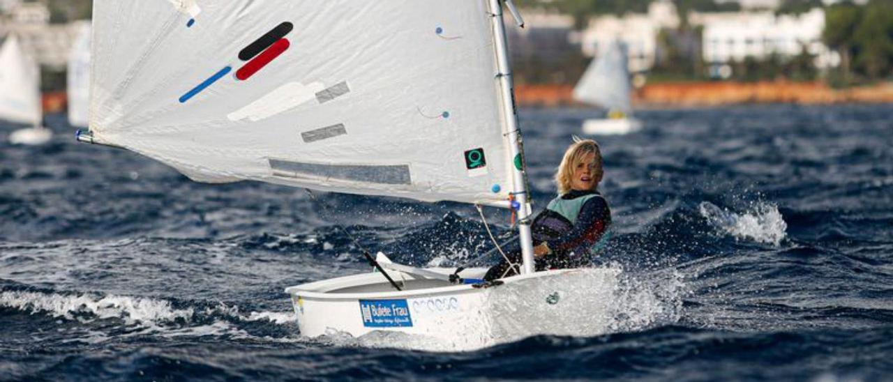 Dos imágenes de la regata escolar en aguas de Santa Eulària y otra de la entrega de trofeos.  | FOTOS: TONI ESCOBAR/CNSE