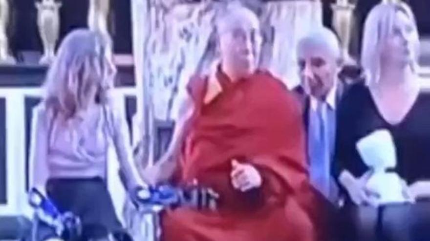 Un altre vídeo mostra el Dalai-lama acariciant una nena