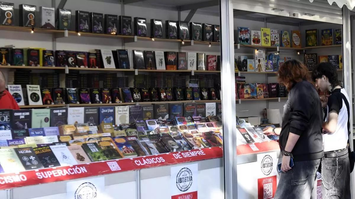 La feria del Libro de Murcia durante una de sus jornadas.