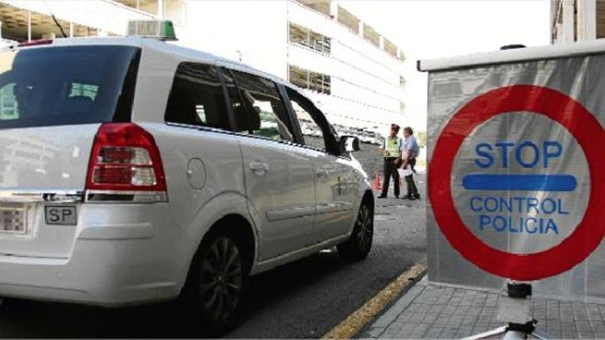 Denuncien a l&#039;aeroport de Girona 11 taxis pirata i 23 autobusos per irregularitats