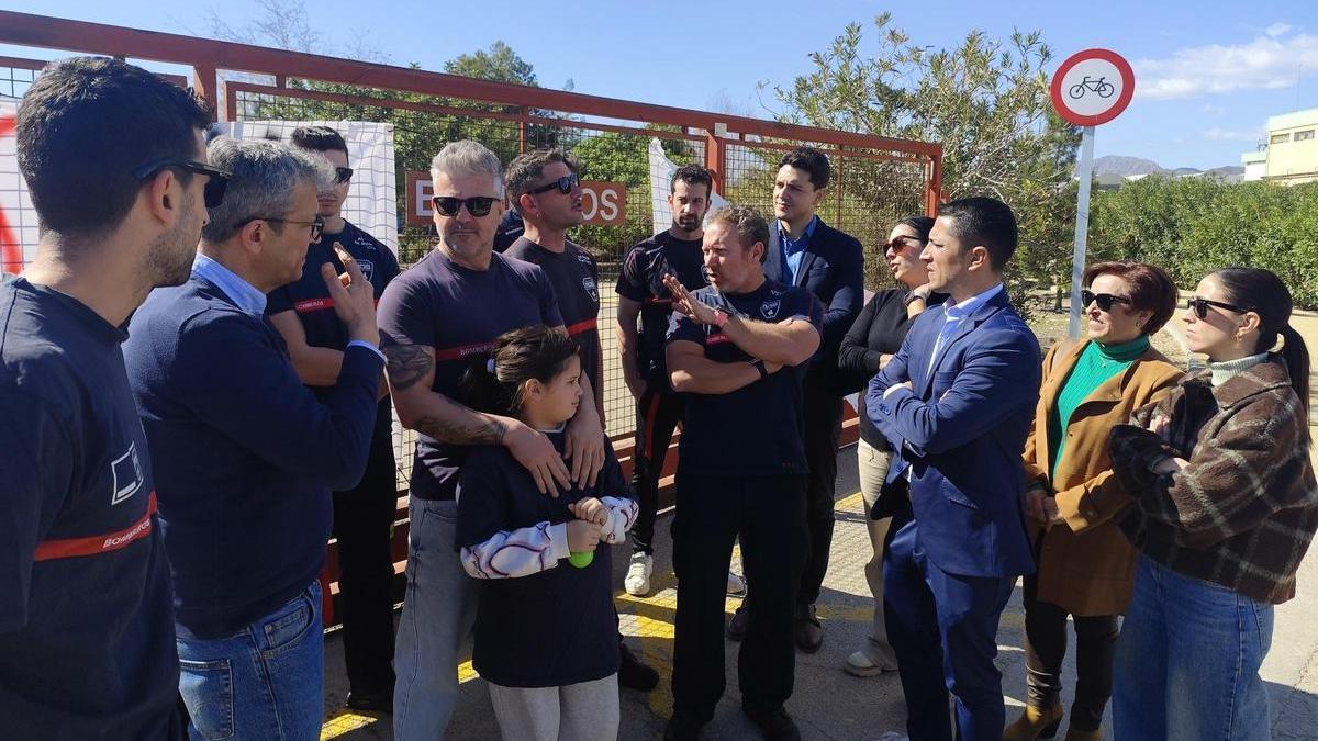 El alcalde de Águilas, Cristóbal Casado, visitó este jueves el parque de bomberos del municipio.