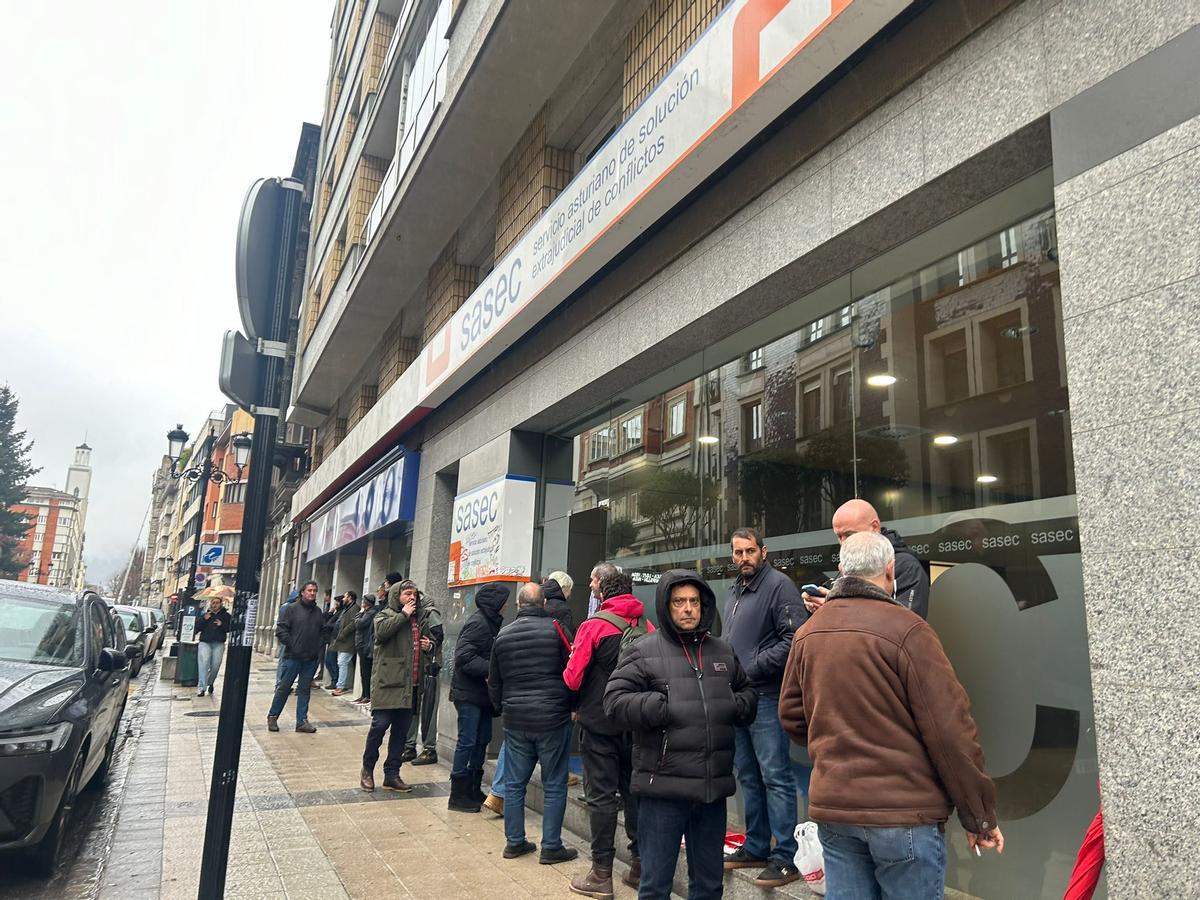 Trabajadores del sector de las auxiliares ante la sede del Sasec