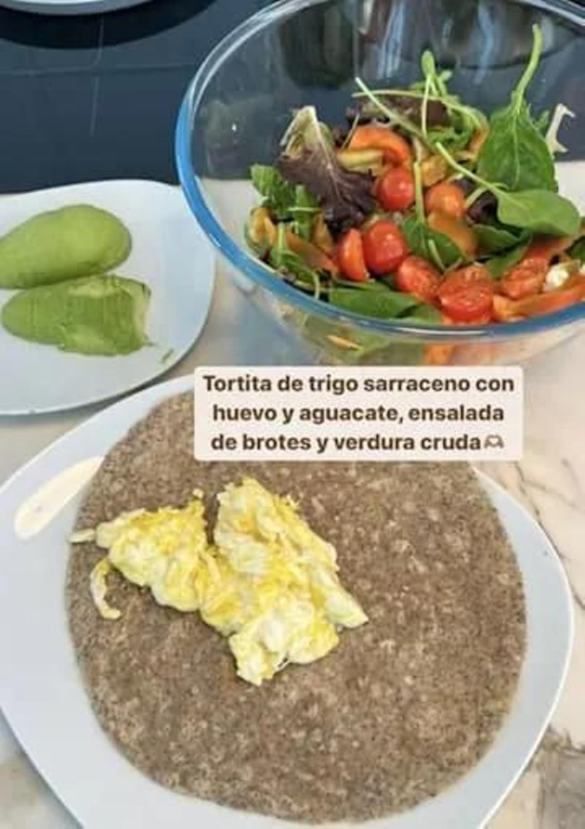 Violeta Mangriñán comparte su receta saludable de tortitas de trigo sarraceno con aguacate y huevos revueltos