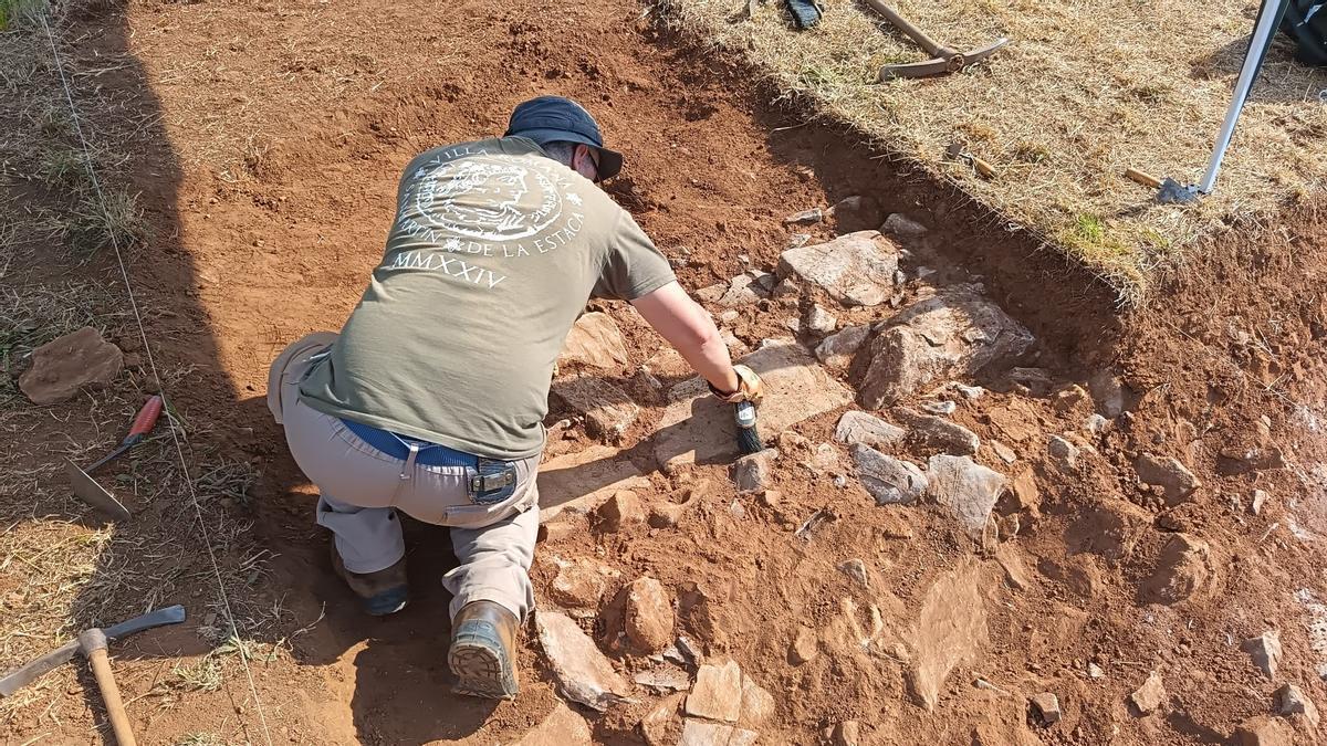 El muro descubierto en la excavación de Las Regueras.